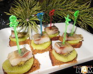 Бутерброды с селедкой и киви
