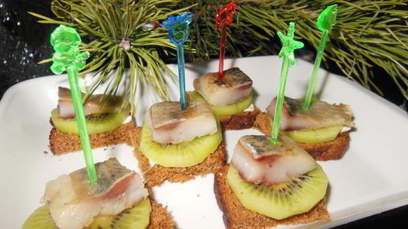 Рецепт Бутербродов с селедкой и киви