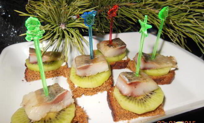 Бутерброды с селедкой и киви