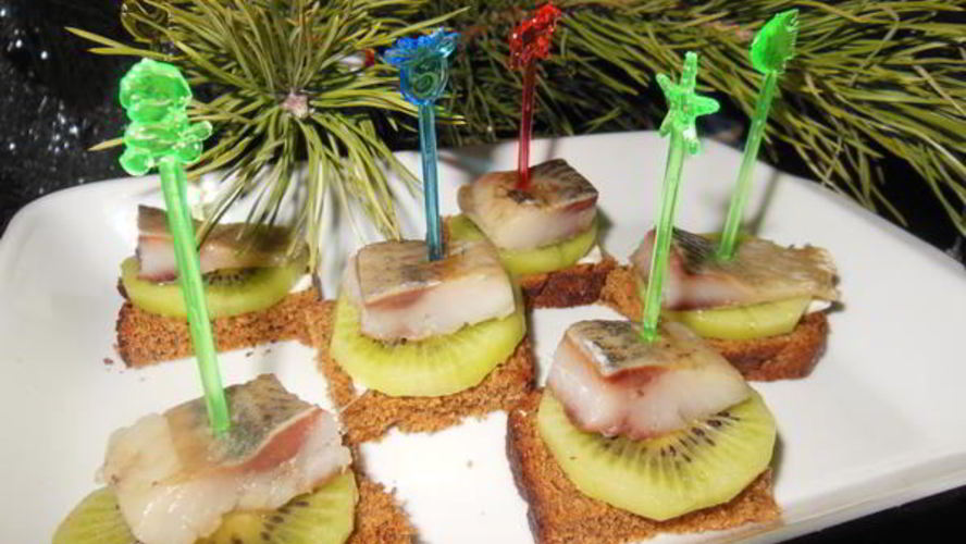 Рецепт бутербродов с селедкой и киви