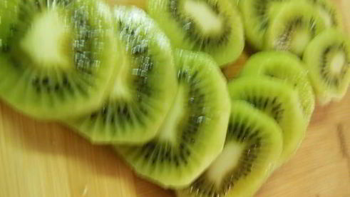 бутерброды с селедкой и киви