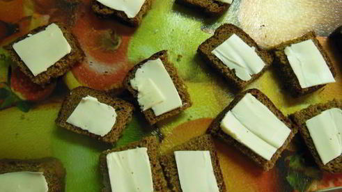 бутерброды с селедкой и киви