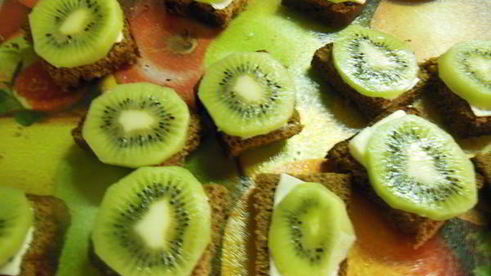 бутерброды с селедкой и киви