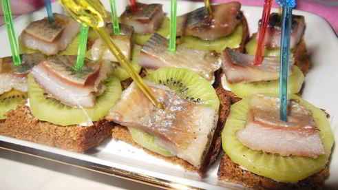 бутерброды с селедкой и киви