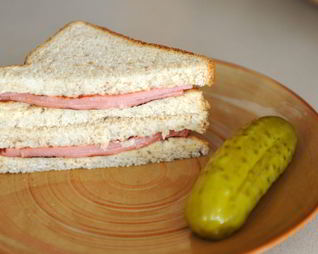 Бутерброды с вареной колбасой