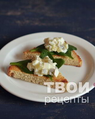 Бутерброды со шпинатом и яичным салатом
