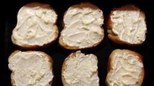 бутерброды со шпротами в духовке