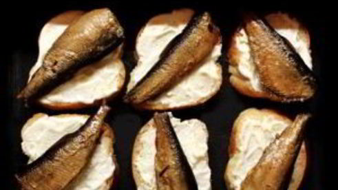 бутерброды со шпротами в духовке