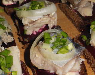 Бутерброды со скумбрией быстрого домашнего посола