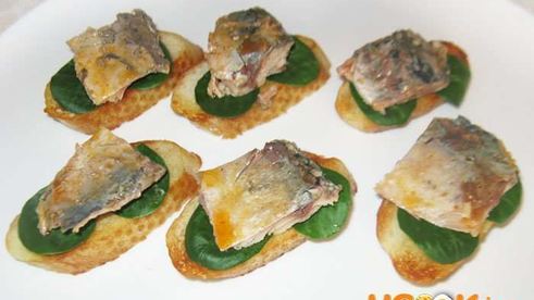 бутерброды со скумбрией лодочки