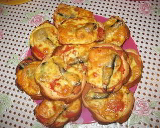 Горячие бутерброды со шпротами, помидором и сыром