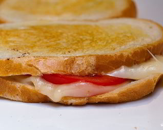 Горячий бутерброд на сковороде