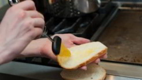 горячий бутерброд на сковороде