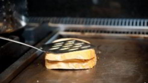 горячий бутерброд на сковороде