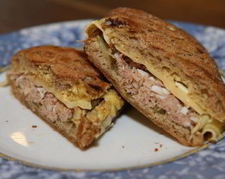 Горячий бутерброд с тунцом и сыром по-орегонски