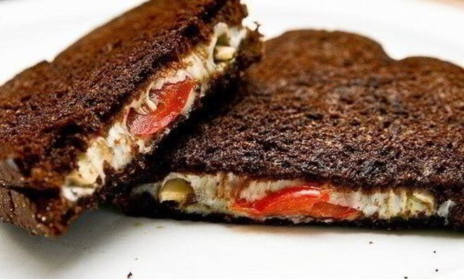 Итальянский бутерброд с сыром и грибами