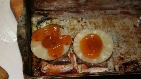 курица с печенью под ананасом и мясной бутерброд