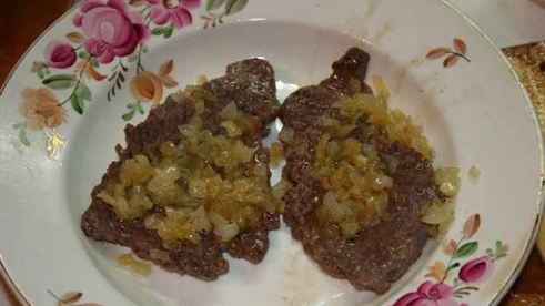 курица с печенью под ананасом и мясной бутерброд