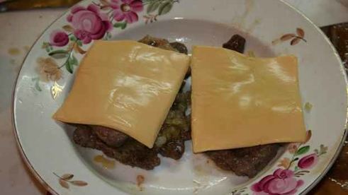 курица с печенью под ананасом и мясной бутерброд