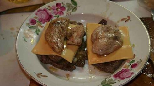 курица с печенью под ананасом и мясной бутерброд