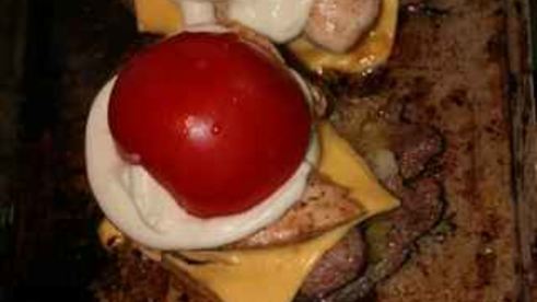 курица с печенью под ананасом и мясной бутерброд