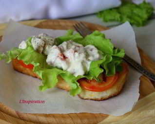 Салат-бутерброд с копченой семгой