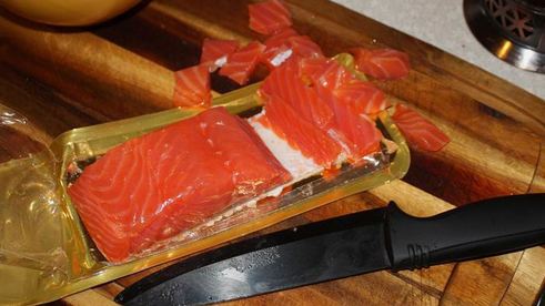 салат-бутерброд с копченой семгой