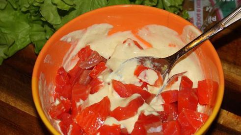 салат-бутерброд с копченой семгой