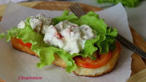 салат-бутерброд с копченой семгой