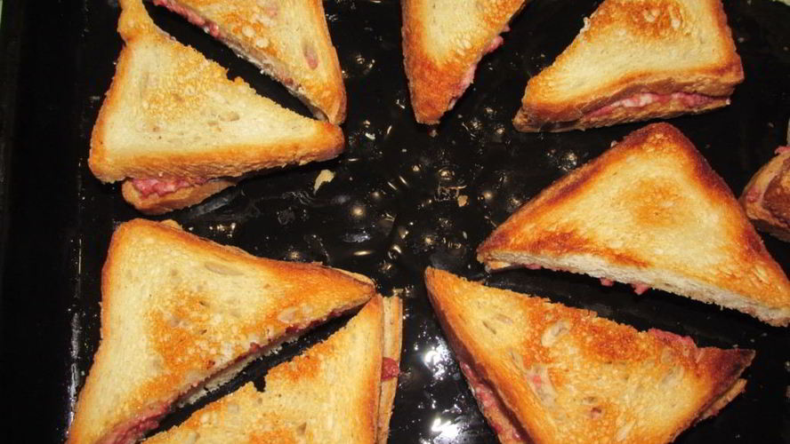 Рецепт закрытых бутербродов с сыром и колбасой