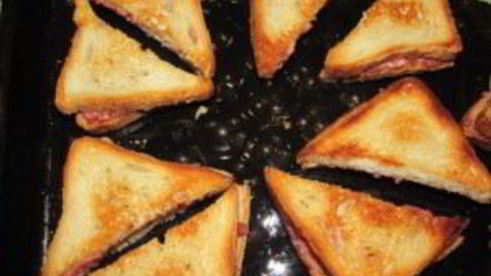 закрытые бутерброды с сыром и колбасой