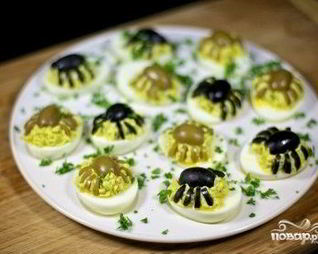 Фаршированные яйца-пауки на Хэллоуин