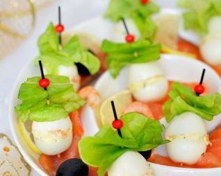 Перепелиные яйца, фаршированные слабосоленой семгой