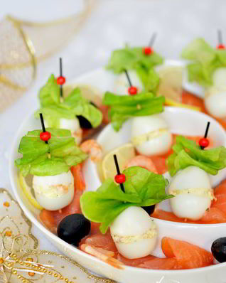 Перепелиные яйца, фаршированные слабосоленой семгой