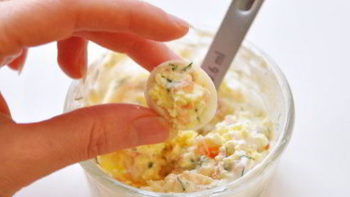 перепелиные яйца, фаршированные слабосоленой семгой