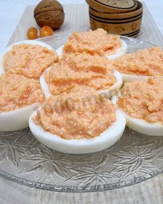 Яйца фаршированные икрой мойвы