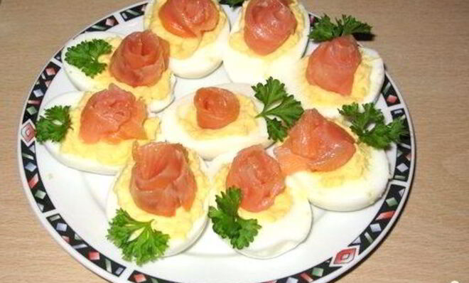 Яйца, фаршированные семгой