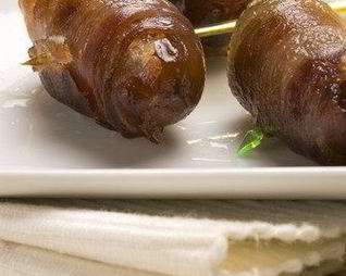 Финики в беконе, фаршированные фисташками