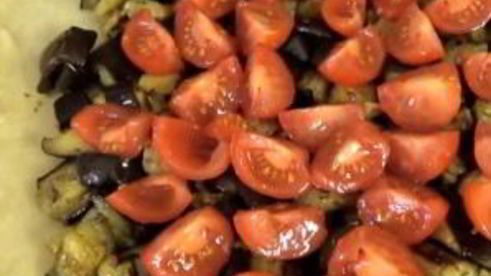 галета с баклажанами, помидорами и сыром