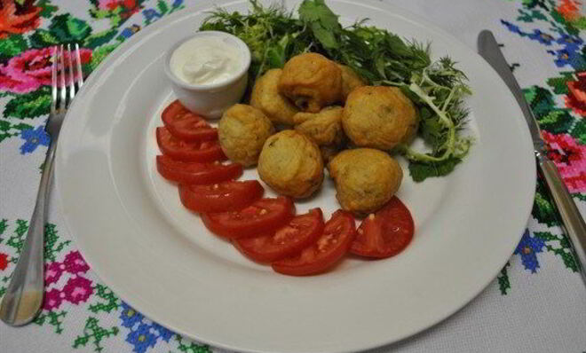 Грибы в кляре со сметаной