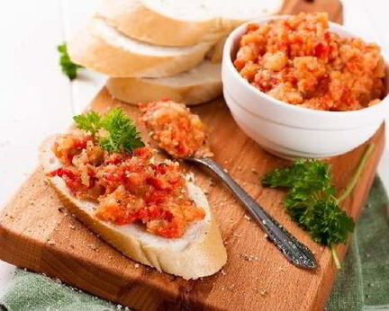 Баклажанная икра с помидорами и луком