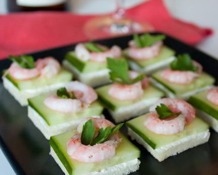 Канапе из креветок и огурца на тостах