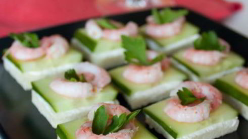 канапе из креветок и огурца на тостах