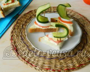 Канапе кораблики с огурцом