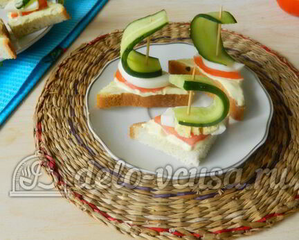Канапе кораблики с огурцом