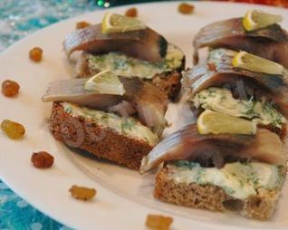 Канапе с селедкой и черным хлебом на шпажках