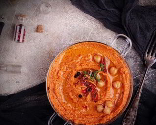 Хумус с запеченным перцем и вялеными томатами