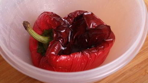 хумус с запеченным перцем и вялеными томатами