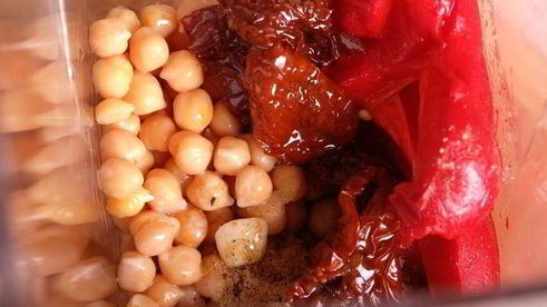 хумус с запеченным перцем и вялеными томатами