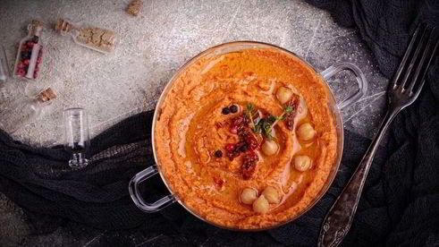 хумус с запеченным перцем и вялеными томатами